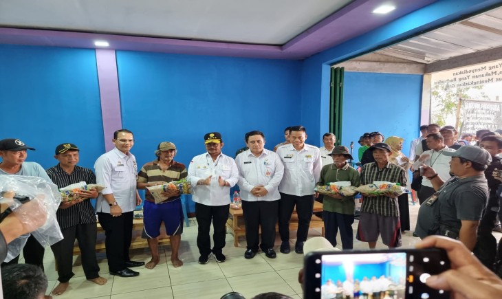 Foto : Mentan SYL melakukan peninjauan langsung dampak banjir di Desa Sukabakti Kecamatan Tambelang Kabupaten Bekasi Jawa Barat.