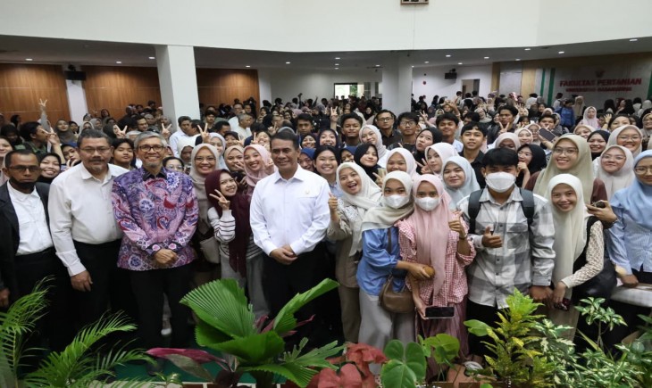 Mentan Amran dalam kuliah umum di Universitas Hasanuddin (Unhas), Jumat (27/02/2026). (Foto: dok. Kementan)