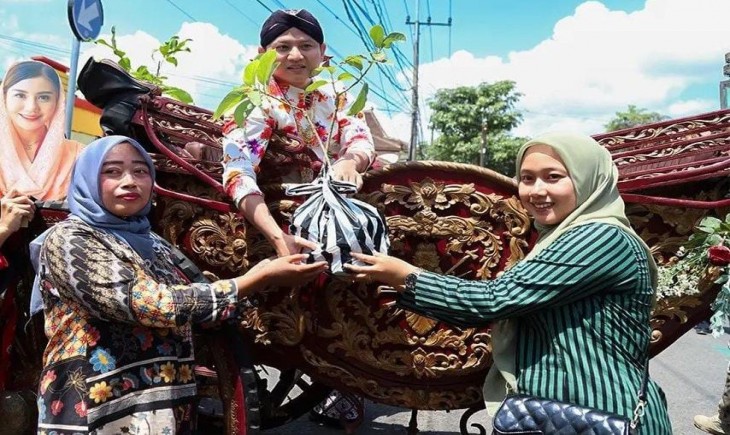 Bupati Nur Arifin dalam iring-iringan Kirab Pusaka Peringatan Hari Jadi Trenggalek yang ke-829 (Kominfo Trenggalek)