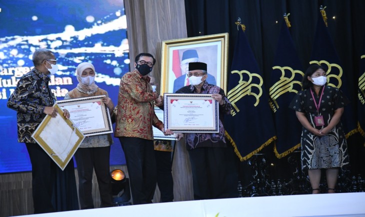 Foto : Penghargaan kepada Balitbangtan atas Penemuan Formula Aromatik Berbasis Eucalyptus.