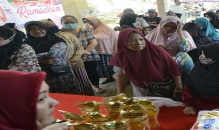 Warga antre sejumlah bahan pokok rumah tangga di pasar murah yang digelar Pemkot Lampung di Kecamatan Telukbetung Barat, (Pemkot Bandar Lampung)