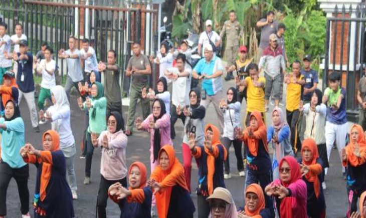 Jaga Stamina Para Petugas PPK Jelang Pemilu 2024, Kadiskominfo Pimpin Senam Bersama Tingkat Kecamatan Tamansari. (Foto: diskominfo.bogorkab)