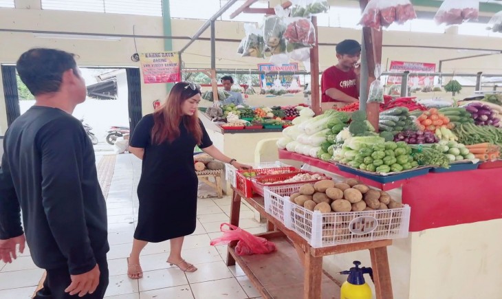 Tokoh Muda Bogor Utara Vina Yuliani. Saat menyambangi Pasar Tanah Baru, Vina Yuliani mengaku ada kekhawatiran dari para pedagang terkait minimnya jumlah pengunjung yang datang. (dok pribadi)
