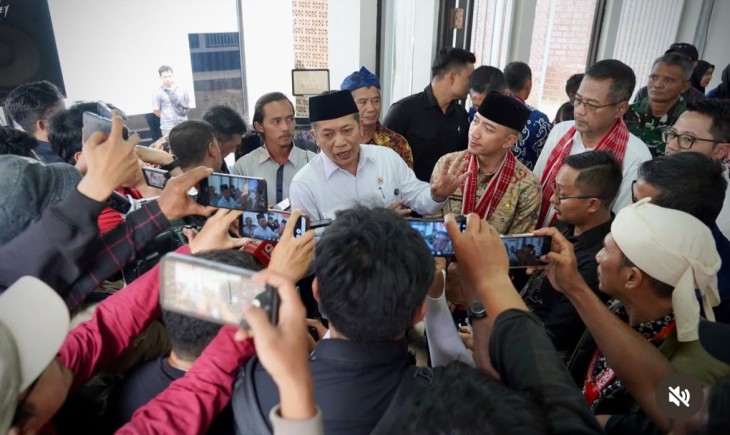 Menteri Koperasi, Ferry Juliantono mengunjungi salah satu gerai Koperasi Desa (Kopdes) Merah Putih Girimukti di Kabupaten Lebak, Banten, Jumat (12/9/2025). (Foto : Instagram @kemenkop)