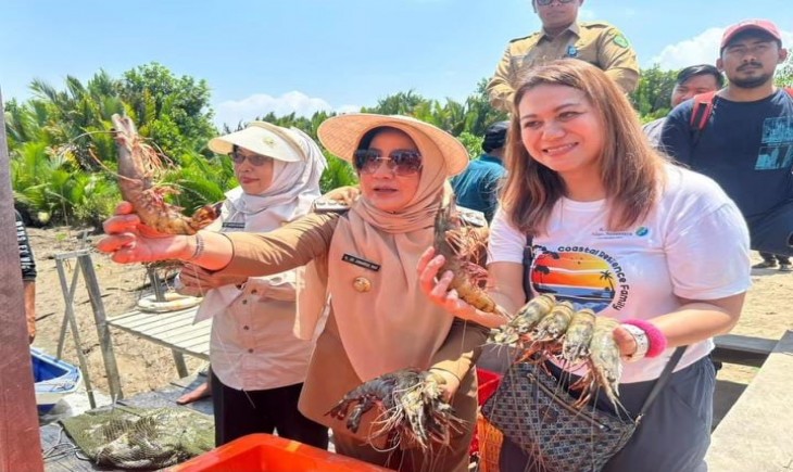 Bupati Berau, Sri Juniarsih, didampingi Kepala Dinas Perikanan Berau, Dahniar, dan perwakilan YKAN, Mariski Nirwan,  menunjukkan hasil budidaya udang ramah lingkungan (Prokompim Pemkab Berau)