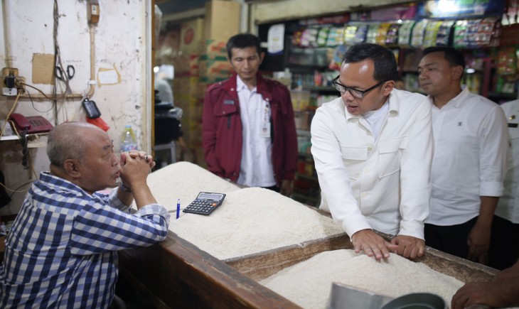 Wali Kota Bogor Bima Arya cek harga beras di pasar. (Pemkot Bogor)