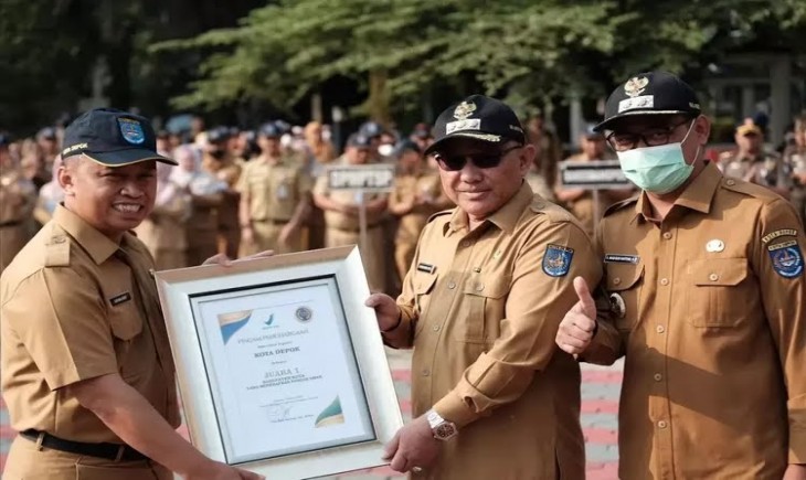 PENGHARGAAN : Pemkot Depok saat menerima penghargaan dari BPOM Jadi Kota Pangan (Pemkot Depok)