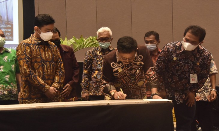 Foto : Menteri Pertanian RI, Syahrul Yasin Limpo Ditemani Walikota Solo, Gibran Rakabuming pada Rapat Koordinasi Evaluasi Luas Tambah Tanam dan Antisipasi Dampak Iklim di Solo.