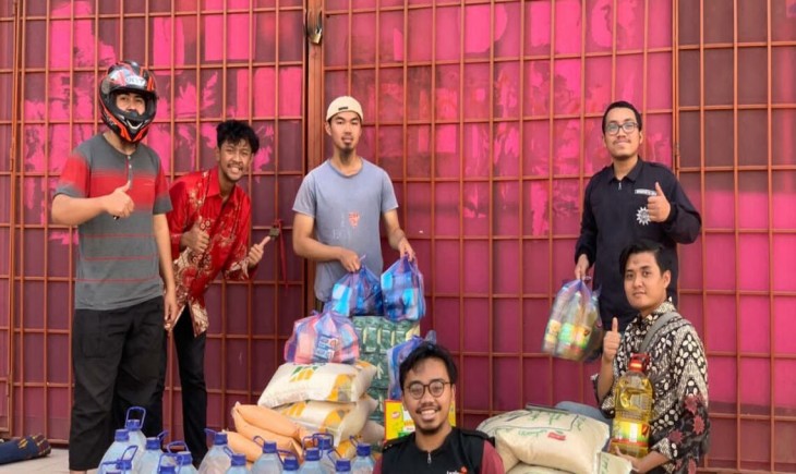 Dimas Muhammad Hanif Arkaan dengan sejumlah warga Muhammadiyah saat berada di lokasi logistik pangan (Istimewa)