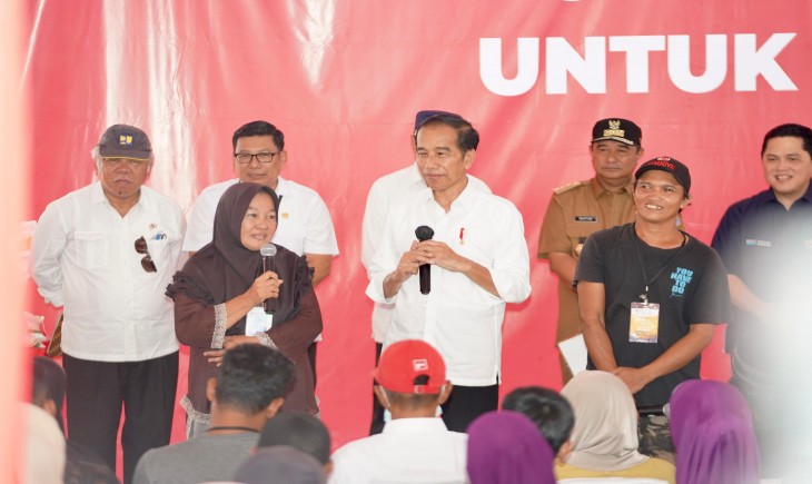 Presiden bertegur sapa dengan 1.000 Keluarga Penerima Manfaat (KPM) yang berkumpul di Gudang Perum Bulog Matangase, Maros, Sulawesi Selatan pada Kamis (22/2/2024). (Foto: Dok. Kementan)