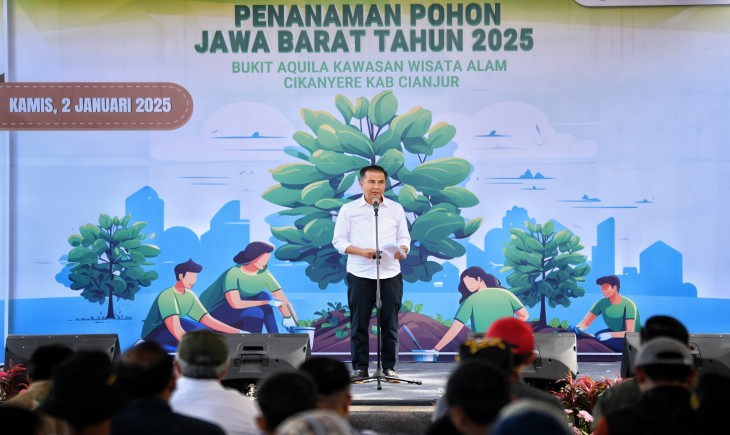 Pj Gubernur Jabar Bey Machmudin menanam pohon buah di kawasan Cikanyere, Desa Pakuon, Kecamatan Sukaresmi, Kabupaten Cianjur, Kamis (2/1/2025).