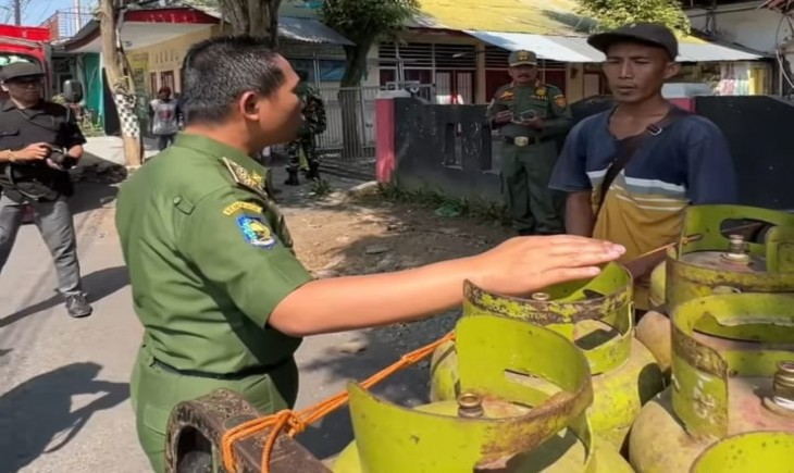 Bupati Lumajang Thoriqul Haq bersama KAPOLRES dan DANDIM memantau langsung distribusi gas LPG 3 kilo (Kominfo-lmj/Fd)