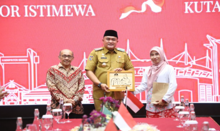 Foto: Rudy Susmanto Hadiahi Ibadah Umroh Gratis Dan Bantuan Kaki Palsu Untuk Tokoh Inspiratif Kabupaten Bogor