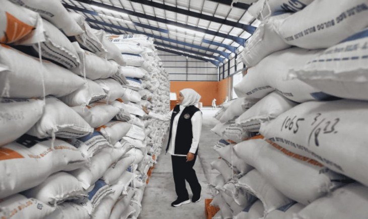 Kunjungan Gubernur Jawa Timur Khofifah Indar Parawansa ke Gudang BULOG di Buduran, untuk mengevaluasi stok beras. (Humas Jatim)