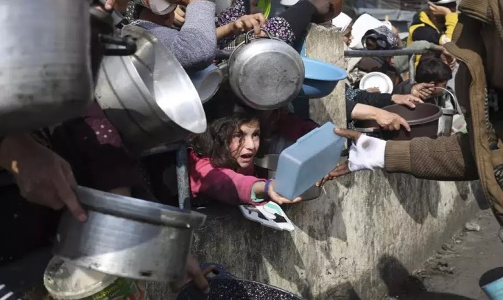 warga Palestina saat mengantre makanan (AP)