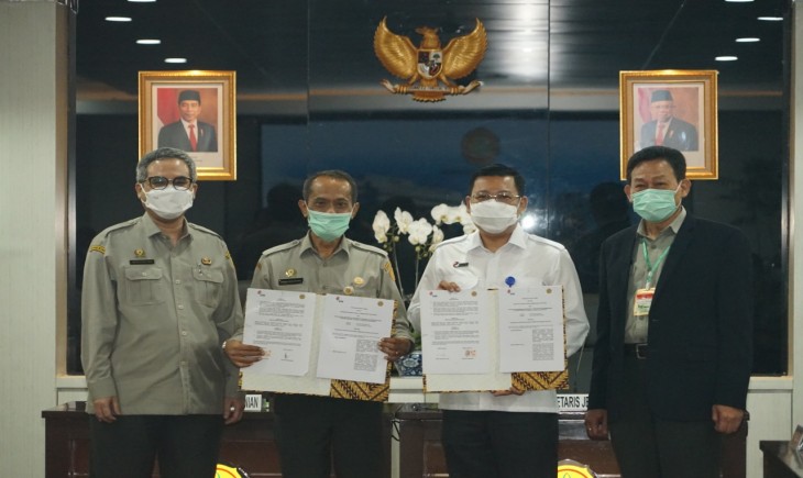 Foto : Kepala BKP Kementan Agung Hendriadi dan Direktur PT RNI Arif Prasetyo Adi Menandatangani Perjanjian Kerja Sama Sebagai Landasan Sinergi Stabiisasi Pasokan dan Harga Pangan