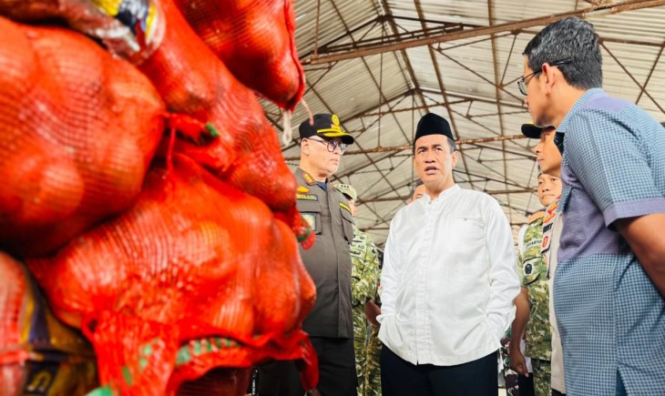 Mentan Amran Sidak 133,5 ton Bawang Bombay Selundupan Berpenyakit : “Tidak Ada Ampun, Usut Sampai Akar”. (Foto: dok. Kementan)