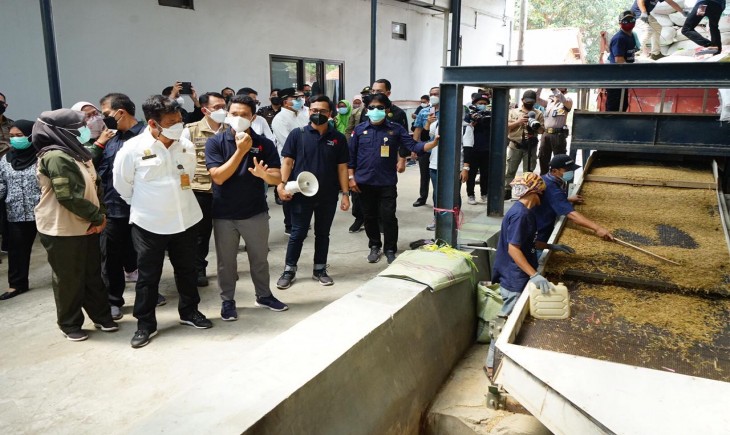 Foto : Mentan Kunjungi Penggilingan Padi Milik Menata Citra Selaras (MCS) di Cibitung.