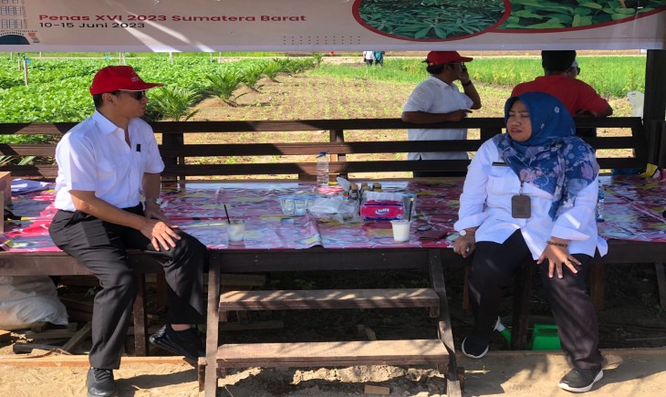 Foto : Direktur Akabi Enie Tauruslina Amarullah, (16/5) melakukan kunjungan kerja sekaligus memastikan berbagai gelar teknologi pada berbagai komoditas.