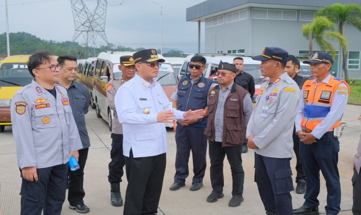 Foto: Wakil Gubernur Jabar Erwan Setiawan sambangi sejumlah pos pengamanan mudik Lebaran 2025 di Terminal Ciakar, Kabupaten Sumedang dan Pospam Terpadu Cileunyi Bandung, Kamis (27/3/2025).
