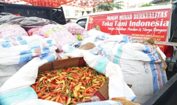 Foto :  Kementerian Pertanian melalui Pasar Mitra Tani/TTIC Badan Ketahanan Pangan (BKP) melakukan gelar pangan murah (GPM) cabai rawit.