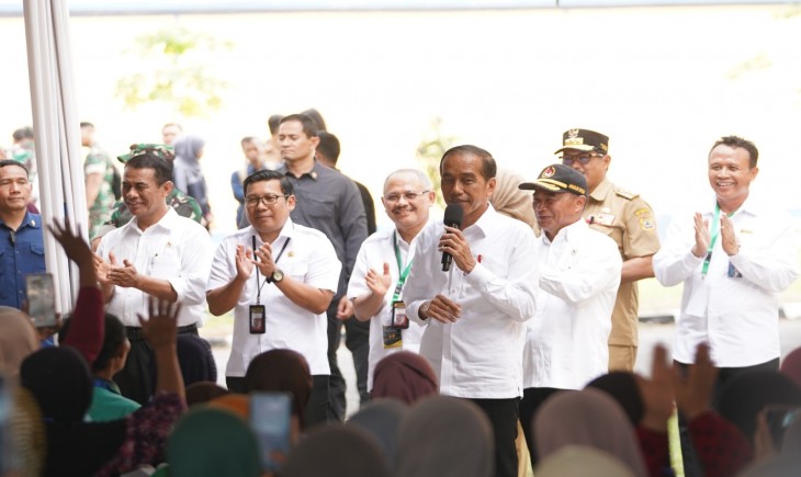 Kepala NFA Arief Prasetyo Adi bersama Mentan Andi Amran Sulaiman dan Menko PMK Muhadjir Effendy mendampingi Presiden Joko Widodo saat meninjau penyaluran bantuan pangan beras di Gudang Bulog Bondansari, Pekalongan, Jateng (13/12/2023)
