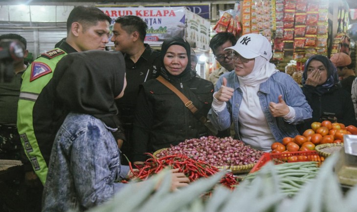 Bupati Purwakarta Anne Ratna Mustika saat sidak harga dan stok bahan pokok pada Ramadhan 2023. (Diskominfo Purwakarta)