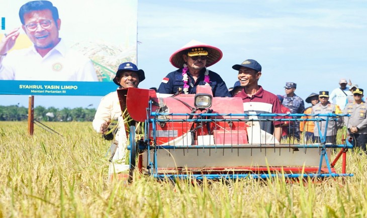 Foto : Mentan SYL melakukan Panen Raya Padi di Desa Sari Mulyo, Kecamatan Sukaraja, Kabupaten Seluma, Provinsi Bengkulu (10/2).