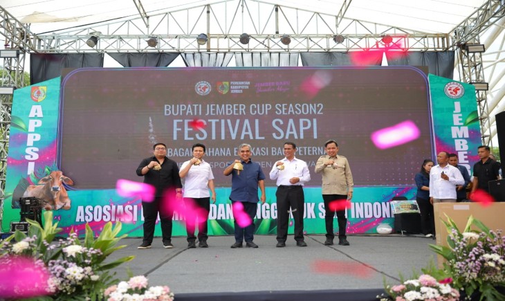 Mentan Amran dalam Festival Sapi APPSI Bupati Jember Cup Season 2 yang berlangsung di Jember, Sabtu(1/11/25). (Foto: dok. Kementan)