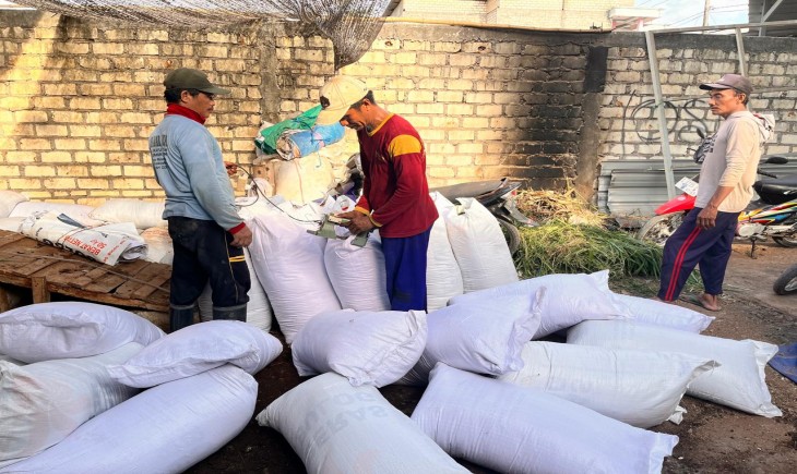Pertenak di Kabupaten Tuban, Jawa Timur tingkatkan penghasilan dari produksi pupuk kompos. (dok: baznas.go.id).