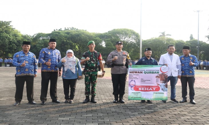 Plt Wali Kota Bekasi, Tri Adhianto, melepas tim petugas pemeriksa hewan kurban dalam sebuah apel pagi menjelang pelaksanaan Idul Adha 2023.