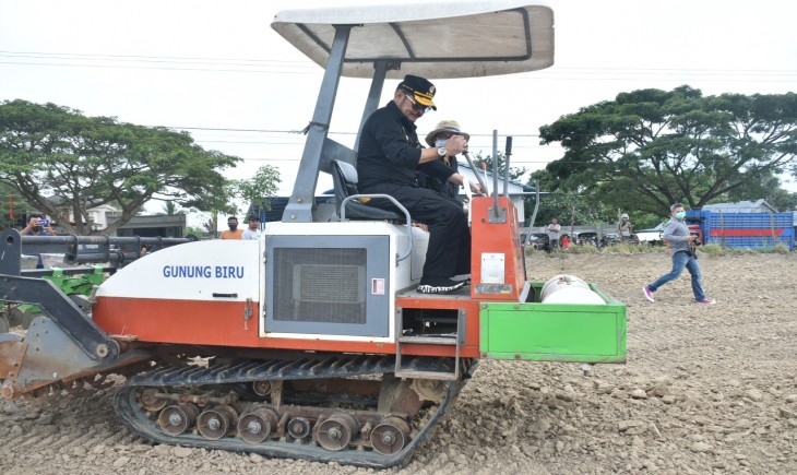 Foto : Menteri Pertanian Syahrul Yasin Limpo Saat Menaiki Alsintan.