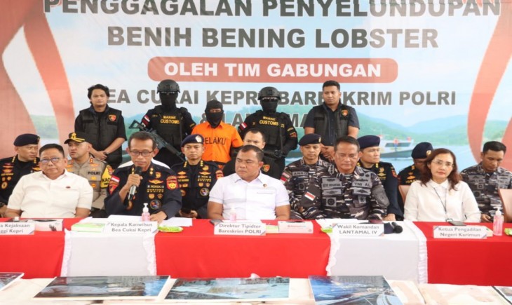 Satgas Illegal Fishing merilis pengungkapan kasus penggagalan penyeludupan benih bening lobster (BBL) di Kantor Wilayah DJBC Kepri, Kabupaten Karimun, Kepulauan Riau, Senin (2/12/2024). (Foto : Polres Karimun)