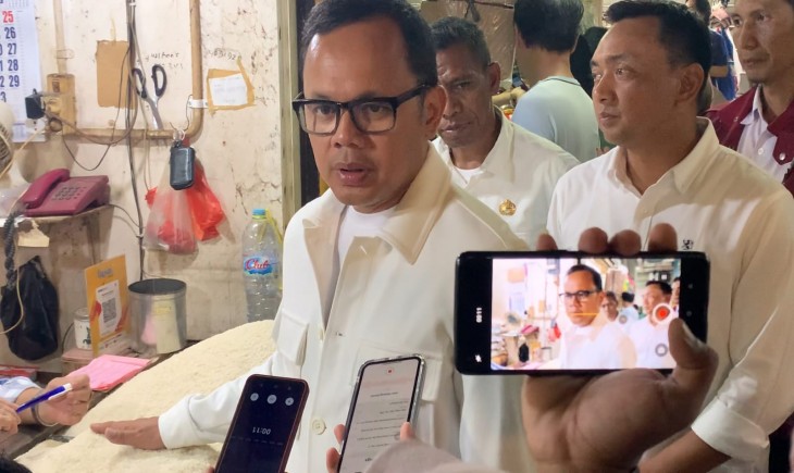 Wali Kota Bogor, Bima Arya, saat pengecekan harga beras di Pasar Kebon Kembang. (PanganNews.id)