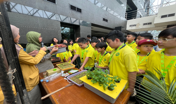 Kementan bersama puluhan siswa SD Bakti Mulya 400 menggelar pelatihan pertanian modern atau urban farming di Gedung Pusat Informasi dan Agribisnis (PIA) Kementan Jakarta. (Foto: Dok. Kementan)